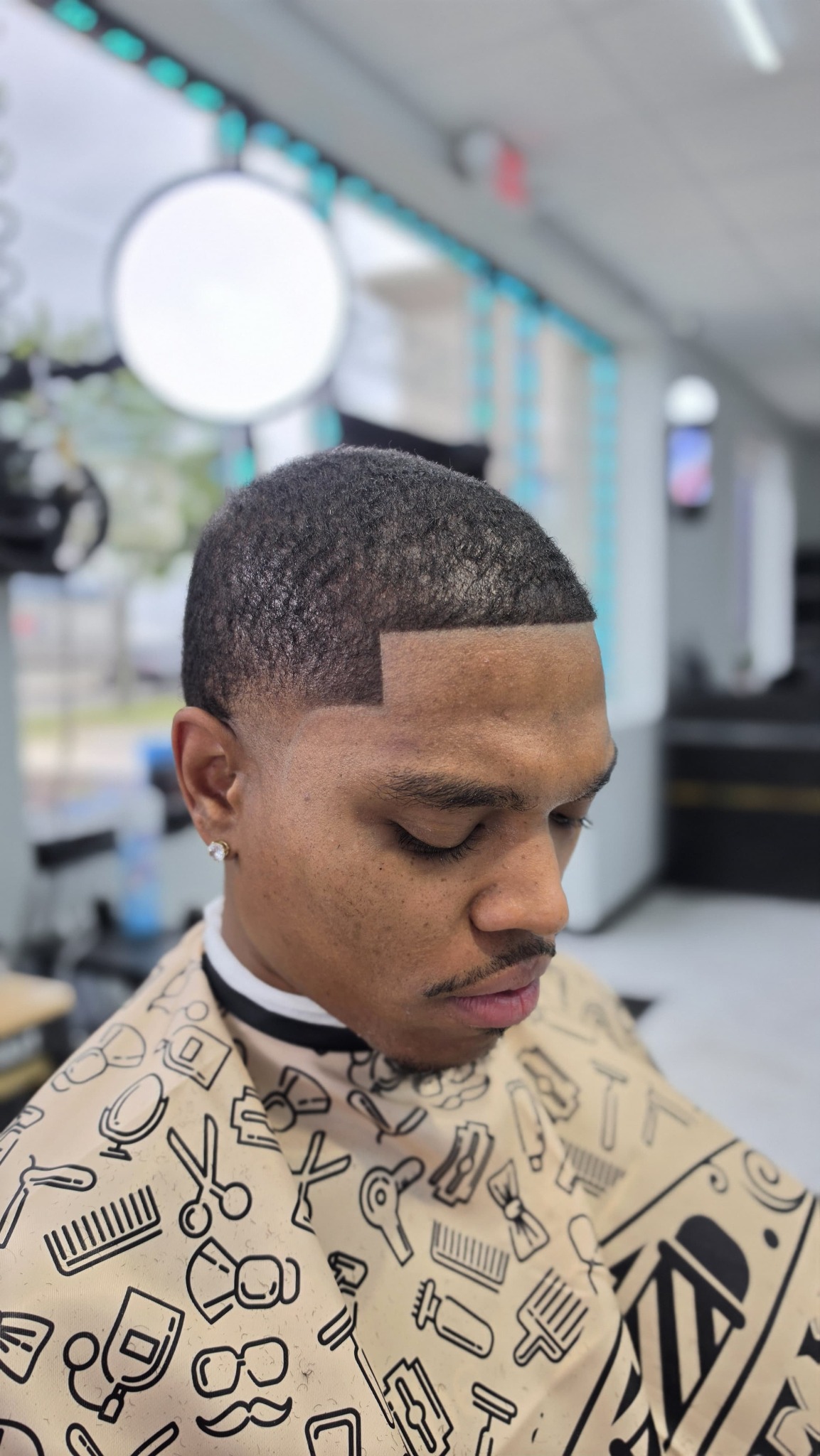 Crisp hairline shape-up